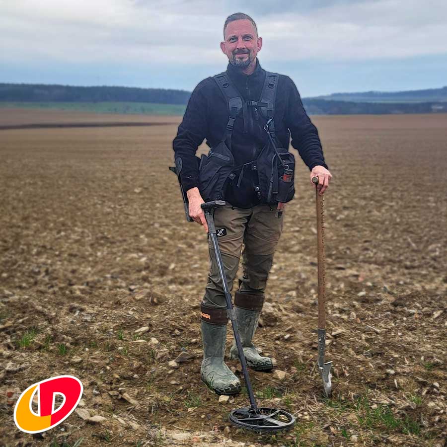 Sachsensondler trägt das Kapaan Multifunktions-Metalldetektionsgeschirr zur Gewichtsverteilung in schwarz
