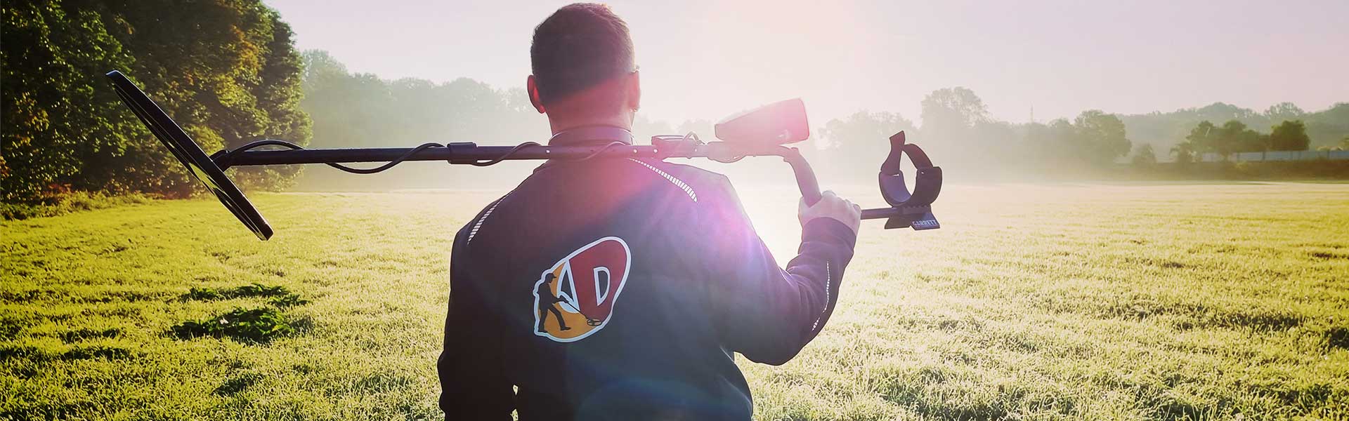 Stefan von Crazy Detectors mit dem Garrett AT Pro im Sonnenaufgang