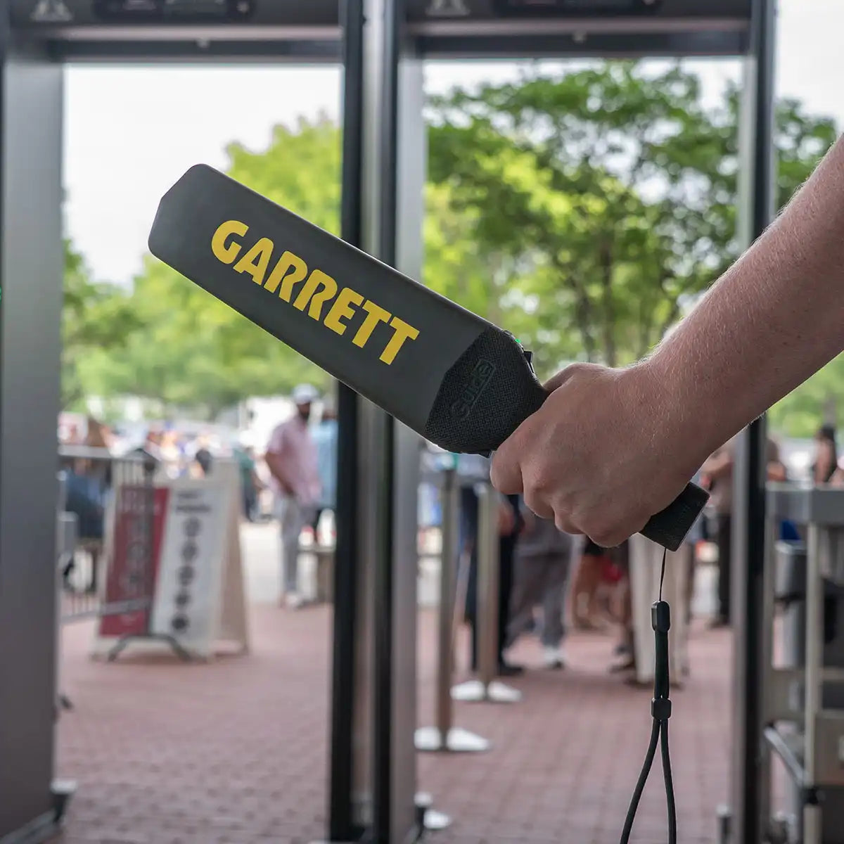 Garrett Guide Security Metalldetektor Handscanner mit Ladestation und Steckerset